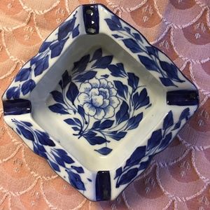 ASHTRAY COLLECTIBLE BLUE  WHITE LEAVES CORNFLOWER CENTER  BLUE CIGARETTE RESTS